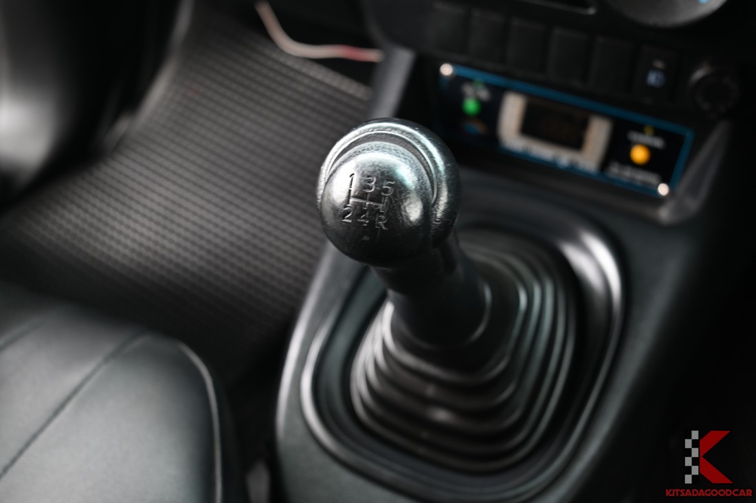 
								Toyota Revo COOL 6136 full									