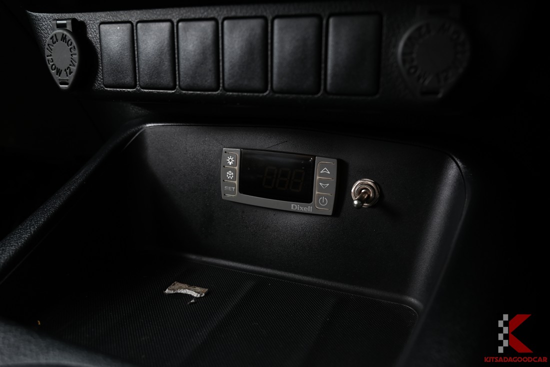 
								Toyota Revo COOL 2001 full									