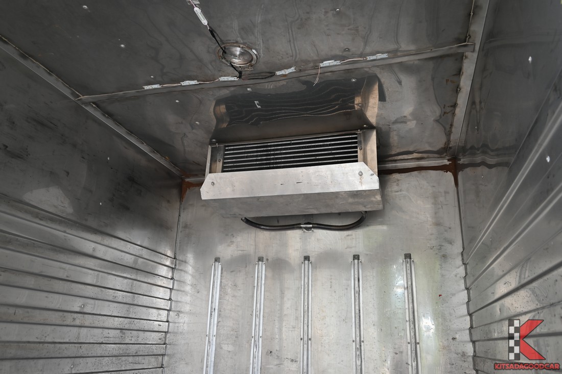 
								Toyota Revo COOL GOOD TEMP 8744 full									