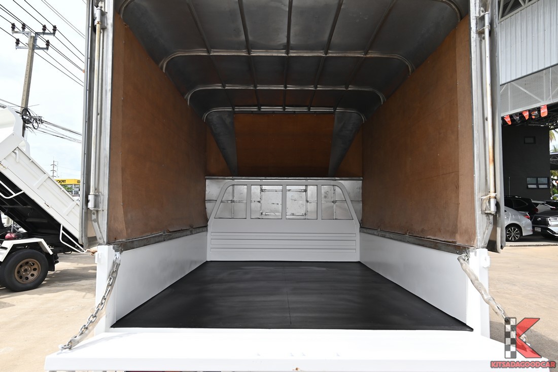 
								Toyota Revo cargo 8136 full									