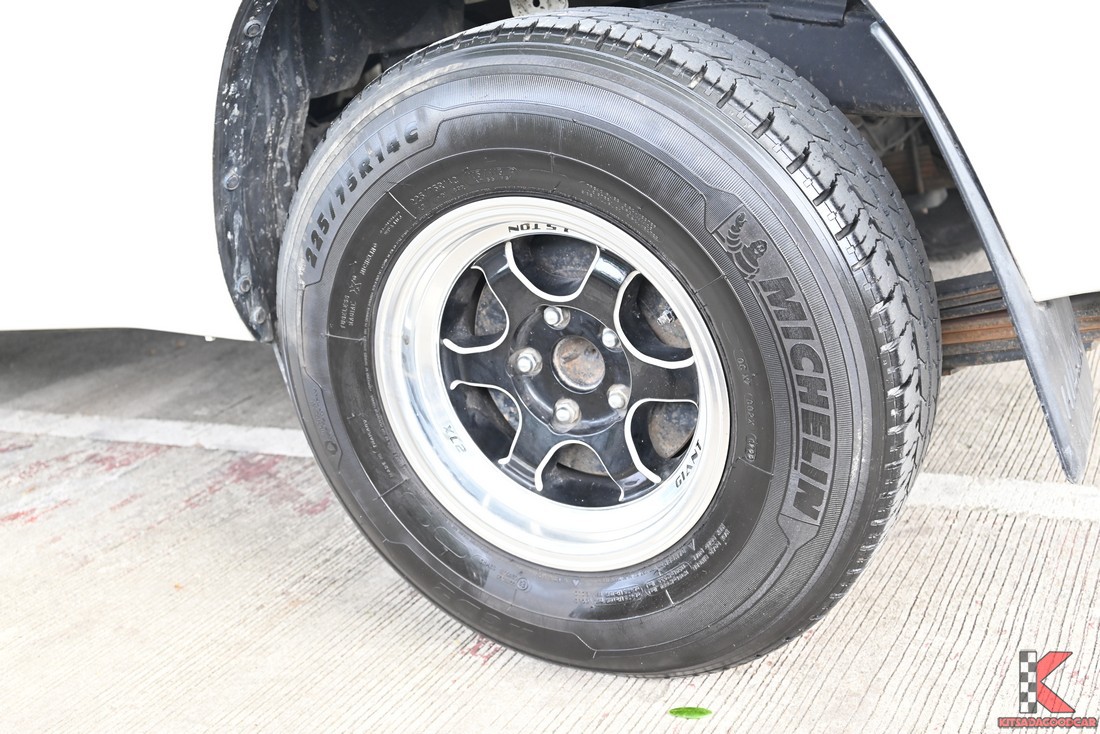 
								Toyota Revo cargo 8243 full									