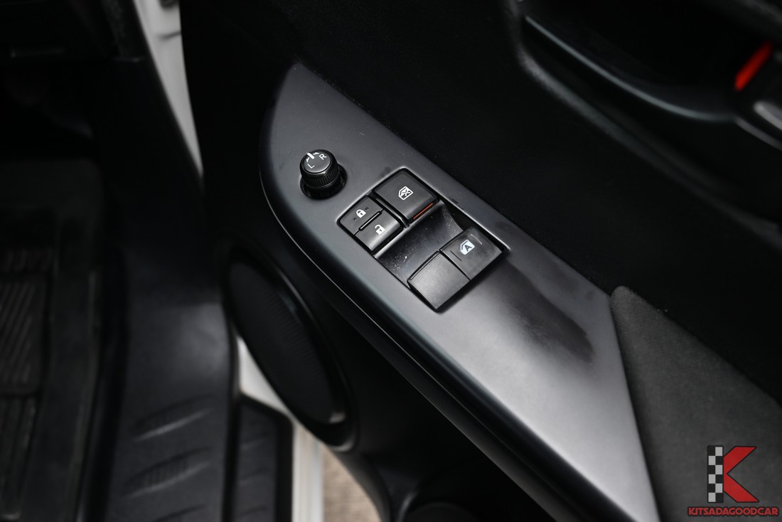 
								Toyota Revo COOL BOX 9553 full									