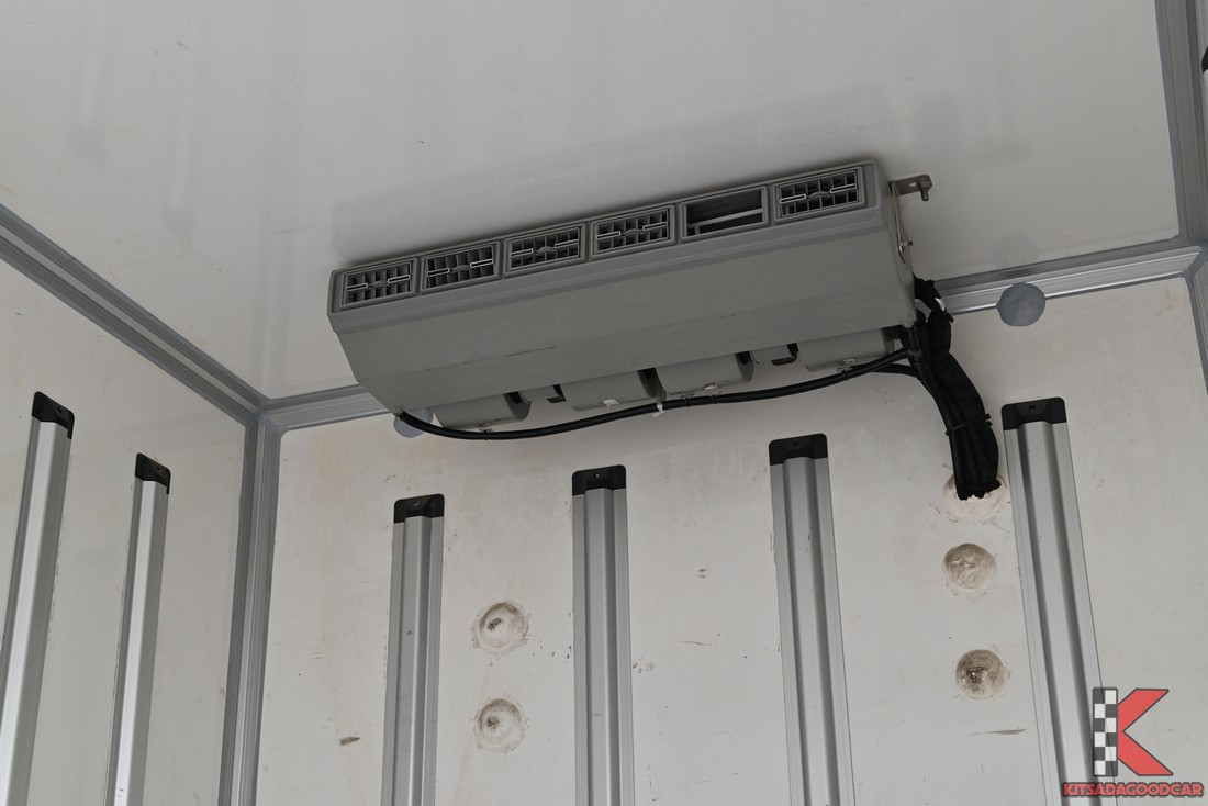 
								Toyota Revo COOL BOX 9553 full									