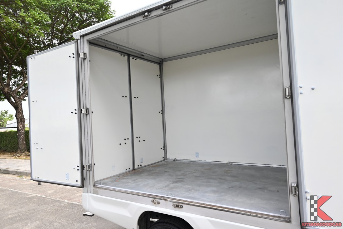 
								Toyota Revo Cargo 6812 full									