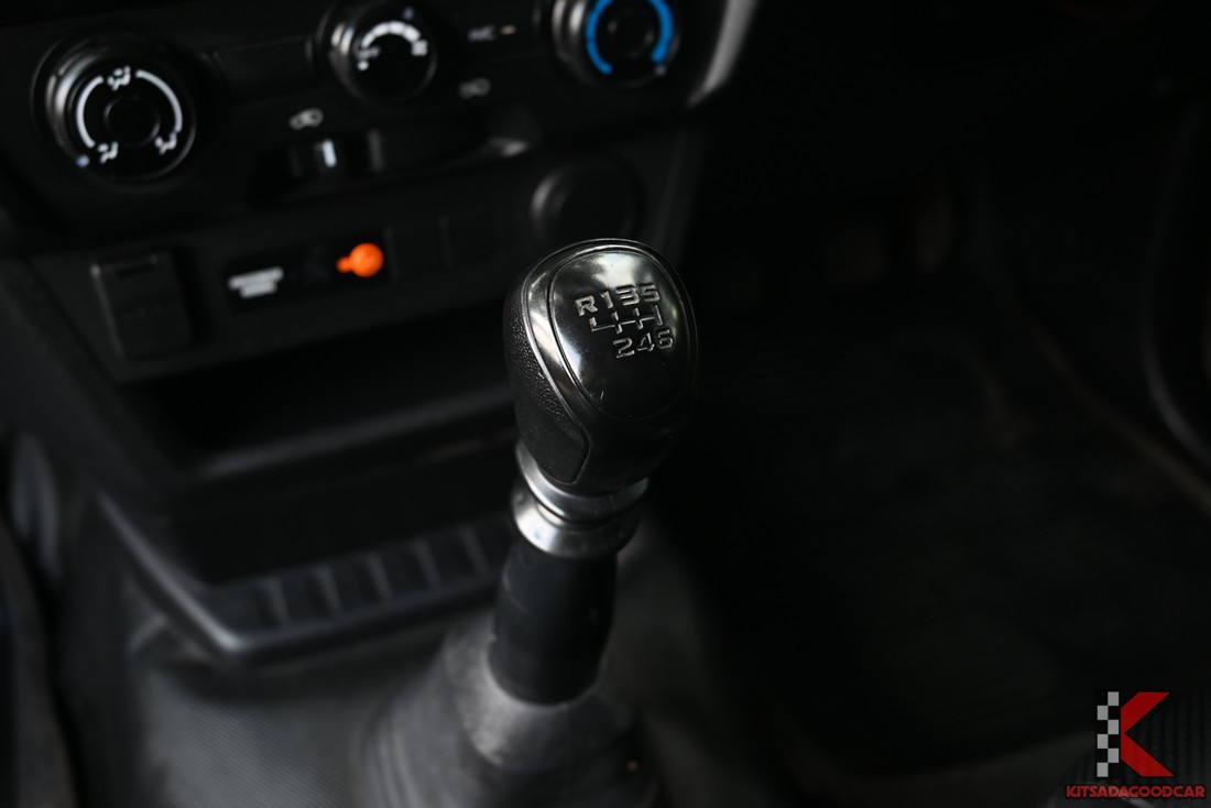 
								ISUZU D-Max CARGO 1337 full									