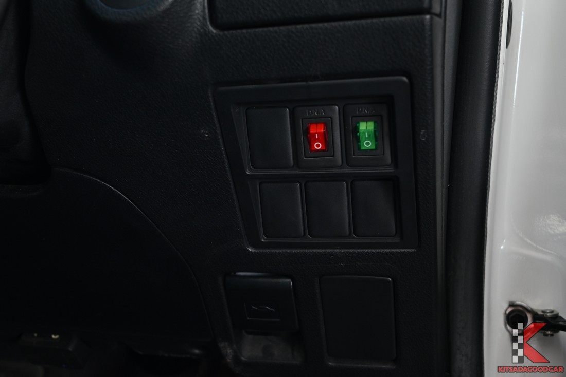 
								Toyota Revo MPC COOL 1987 full									