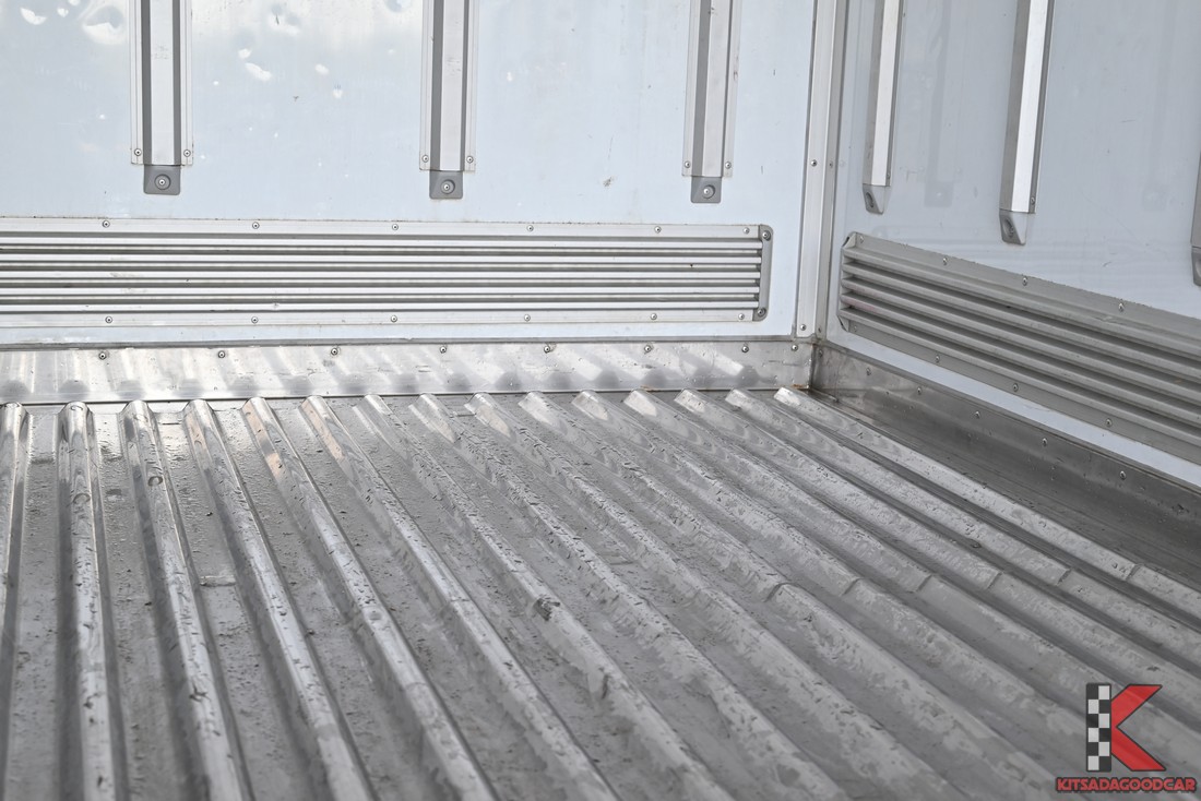 
								Toyota Revo COOL 9826 full									